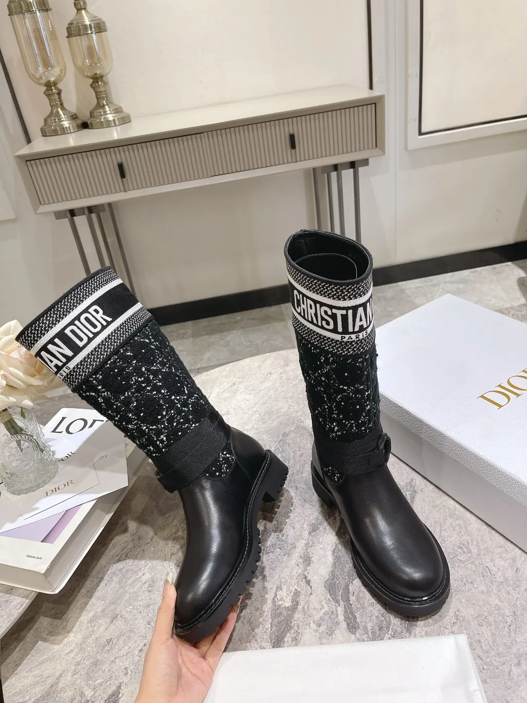 👟👟Ex-factory price 600👟👟 Dior Dior autumn and winter classic knight boots, many celebrities and Internet celebrities have planted grass. Fashion and trend are at the same time, a cool and handsome boot👢, not only the appearance is great and the brand is recognizable, the three-dimensional sense of the embroidery is also super A! Fly-woven fabric + imported first-layer cowhide + silk sheepskin lining, rubber non-slip and wear-resistant bottom. Original full set of packaging. Number of yards: 35-39 yards (40.41 needs to be customized)